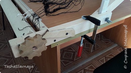 Доброго времени, Страна Мастеров! Строительство... конструирование... (или как еще сказать) ткацкого станка из личного опыта) Материалы: Брус 3на4, брус 4на5, 8 школьных деревянных линеек 50см длинной, рейка3на1,5, рейка 4на 0,5, клей Момент-Кристалл, болты длинные с барашками, саморезы по дереву,кусок послойной фанеры. Инструменты: Ножовка, дрель, лобзик. При кажущейся простоте конструкции, пришлось повозиться... и прибегнуть к помощи знакомого молодого человека) Поскольку 90 процентов деталей я выпиливала сама, то весь процесс изготовления занял у меня около двух недель... время от времени конечно) фото 21