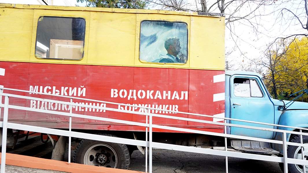Отправка картин в безопасную зону. В окне грузовика — портрет режиссера Довженко