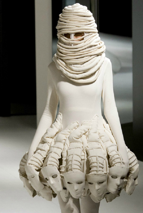 Зимнее коктейльное платье «Невеста мумии».