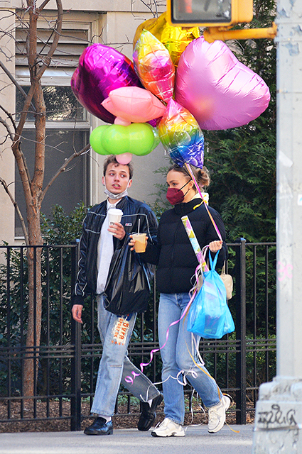 Лили-Роуз Депп на прогулке с другом в Нью-Йорке Звездный стиль