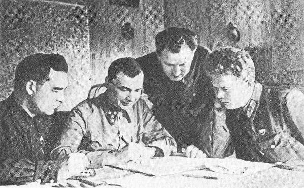 Военный Совет Юго-Западного фронта, слева направо: Бурмистренко, Кирпонос, Кириченко, Рыков. Выжил только Кириченко, фото из открытых источников