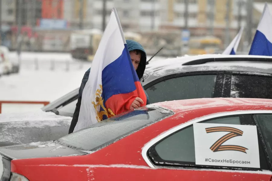 В Екатеринбурге начались поджоги машин с Z-символикой после тайного визита посла Великобритании россия