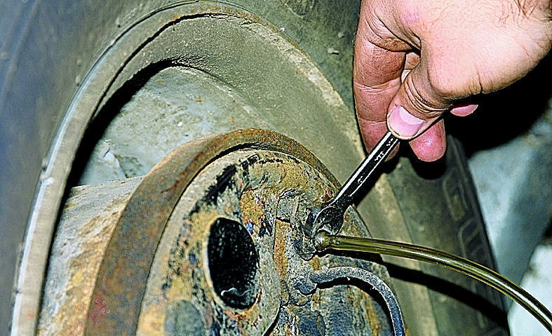 Схема прокачки тормозов с абс. Штуцер прокачки тормозов нива 21213. Штуцер заднего колеса калина. Тормозная система митсубиси лансер 10. Как прокачать заднее колесо.