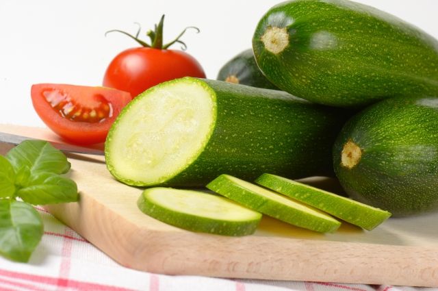 У молодых кабачков тонкая шкурка и практически нет семечек.