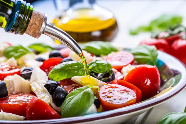 Ароматное масло используют для приготовления салатов, супов, заправок, блюд из мяса, рыбы, овощей и так далее