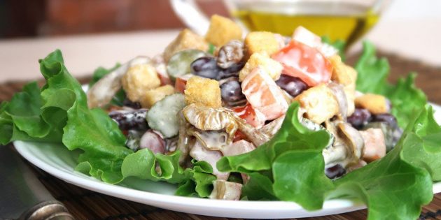 10 классных салатов с сухариками сухариками, перец, сухарики, ложка, ложки, кусочками, салат, Добавьте, консервированной, небольшими, майонез, вкусумолотый, чёрный, Нарежьте, масла, фасолью, веточек, брусочками, оливкового, крупными