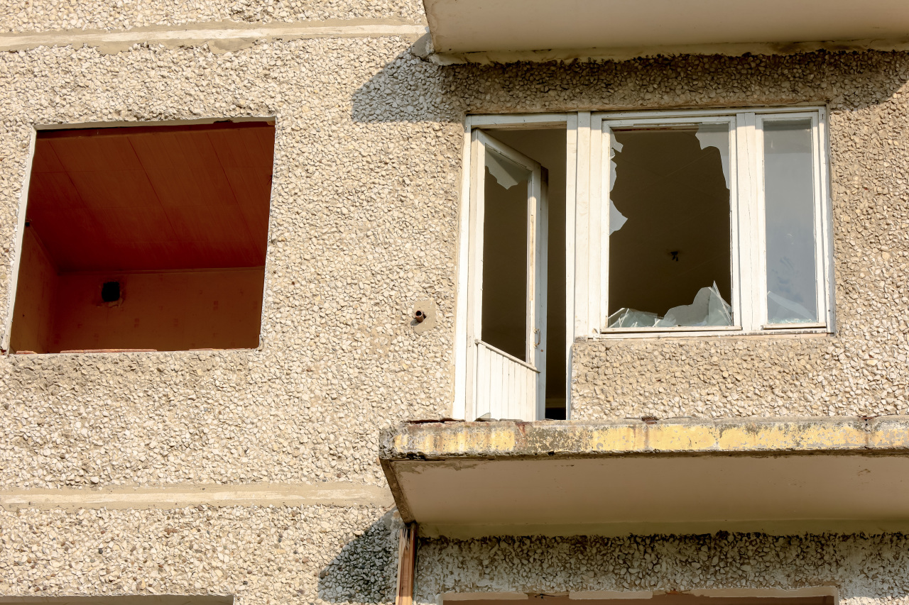 Разбил окно звук. Окна в доме фото. Окно разбито в новой квартире. Мелстрой разбил окно. Дом с одним окном на улицу.