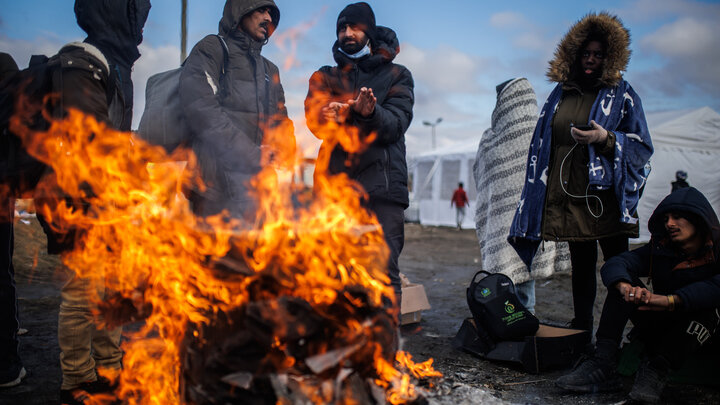 "Больше огня!", - говорят мигранты. А нам как-то не хочется... Фото: ALEJANDRO MARTÃNEZ VÃ©LEZ/GLOBALLOOKPRESS. 