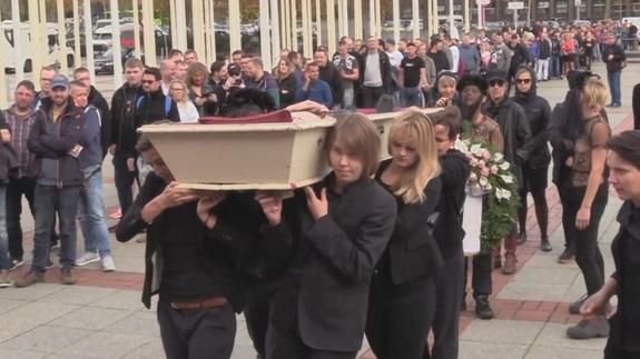 А покойник-то голый! Активистки группы Femen устроили «похороны» топлес в Берлине