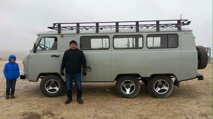 Трехосный УАЗ, который в Монголии вовсе и не редкость. | Фото: carakoom.com.