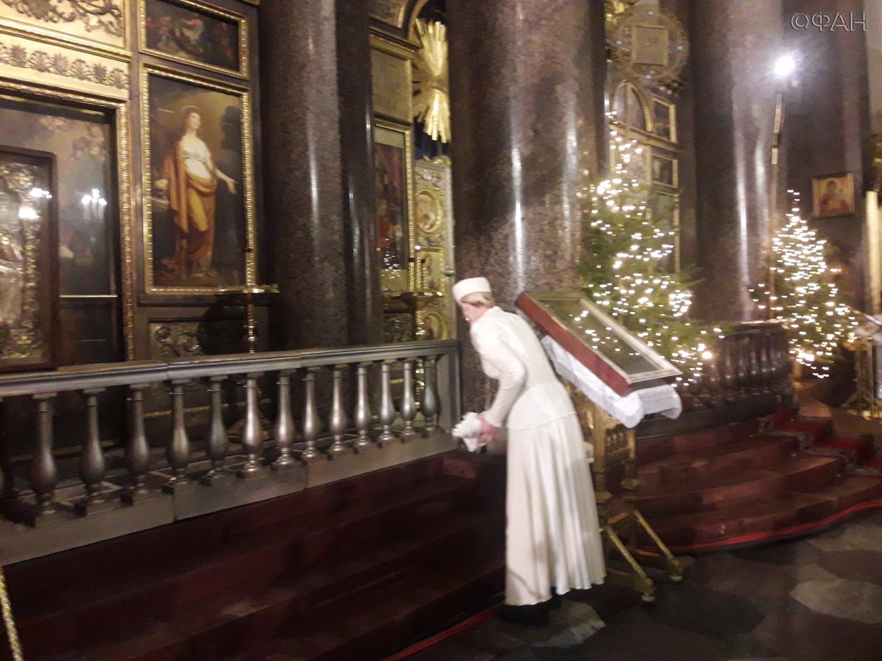Cотни верующих собрались на Рождественское богослужение в Казанском соборе Петербурга