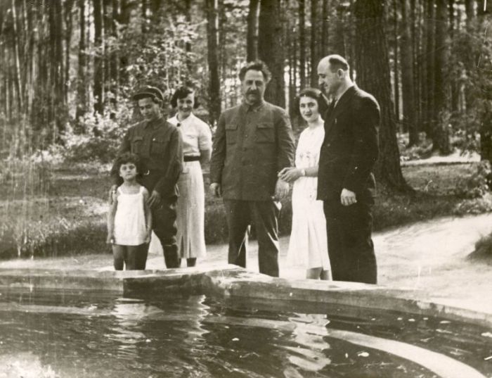 Н. И. Ежов (слева) с супругой Е. С. Хаютиной и приемной дочерью Наташей, Г. К. Орджоникидзе (в центре). 1935 г. / Фото: из фондов РГАСПИ, www.lhistory.ru