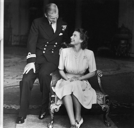 Королева Елизавета II публично поддержала принца Филиппа, находящегося в больнице Монархи,Британские монархи