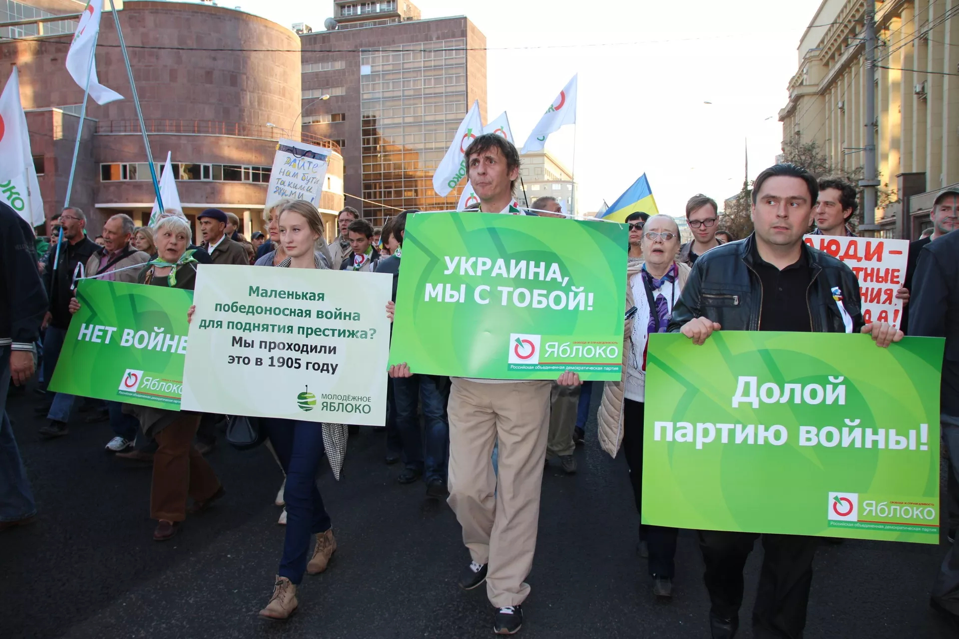 Члены либеральной партии «Яблоко» не должны признавать принадлежность Крыма России. Об этом сегодня в...