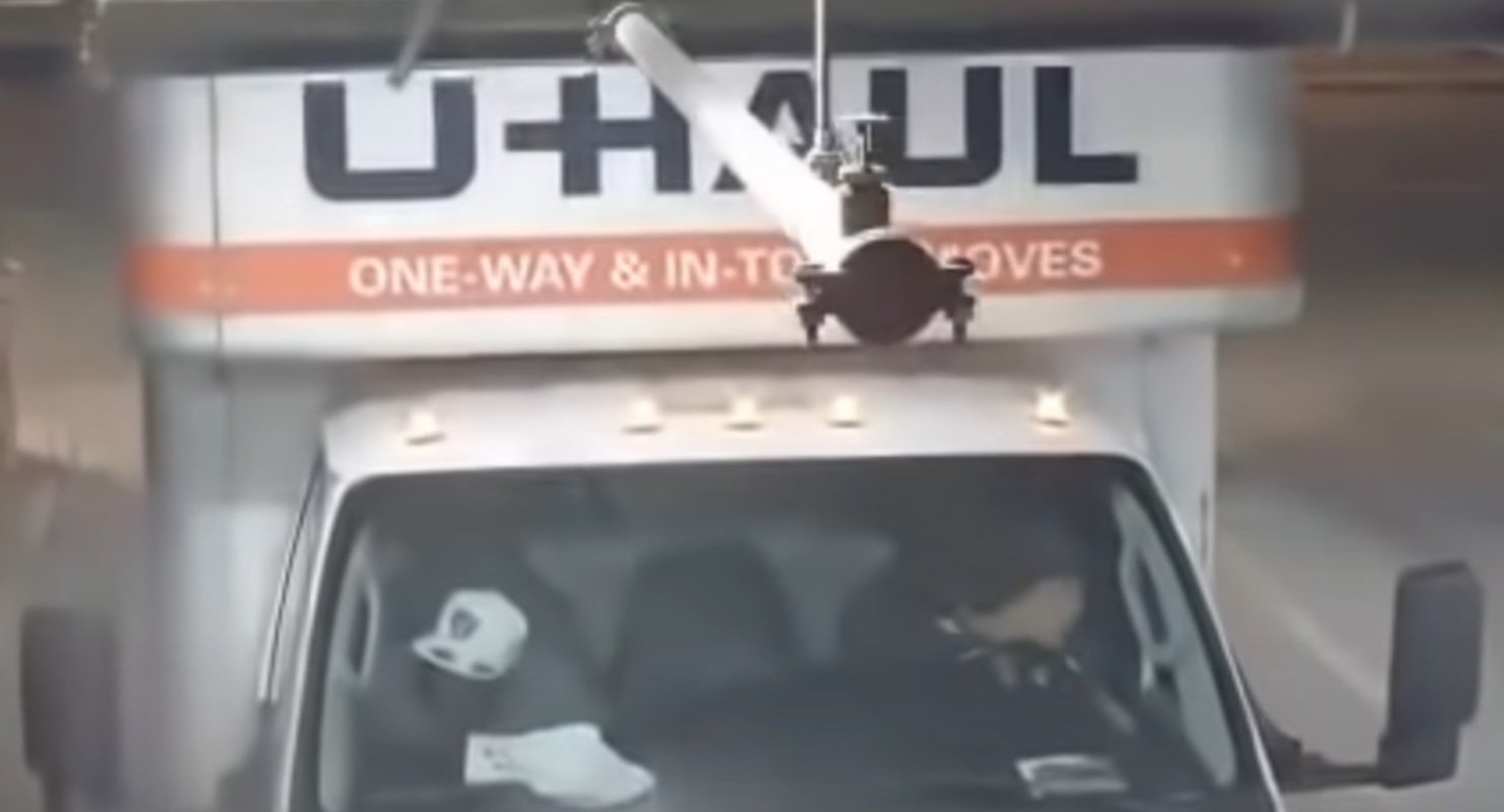 В США водитель фургона попал в западню на подземном паркинге