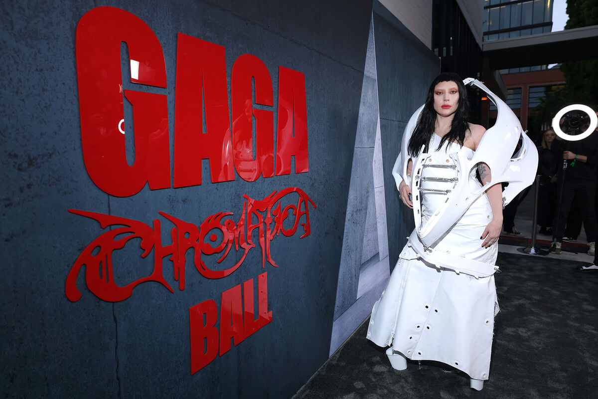 Певица Леди Гага с черными волосами пришла на премьеру в рваном платье