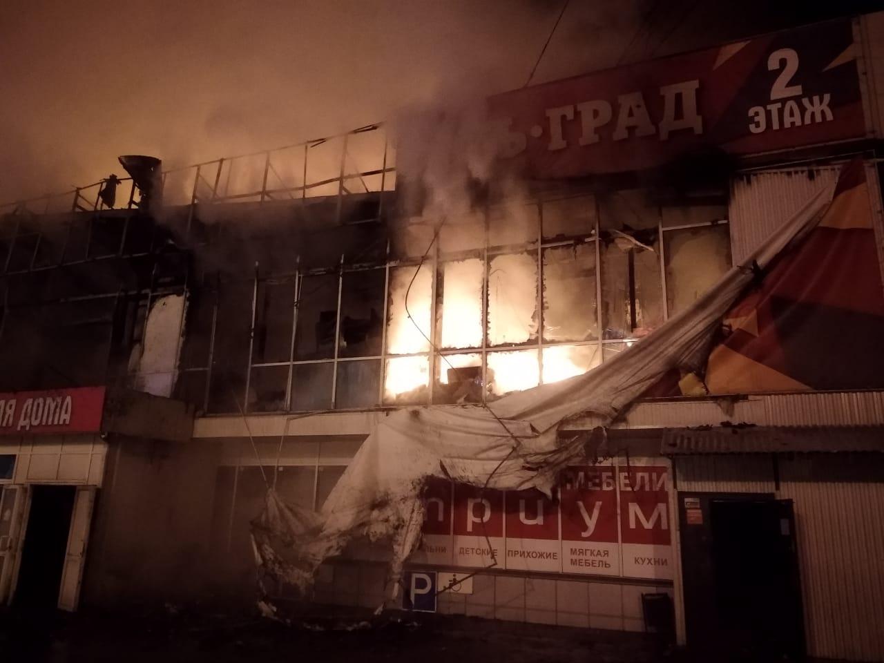 Мебельный сгорел. Пожары в мебельных центрах. Сгорел магазин в Иркутске Абсолют. Фотография горящего магазина. Горит мебель.
