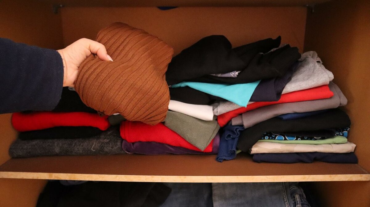 Как складывать свитера в шкафу компактно