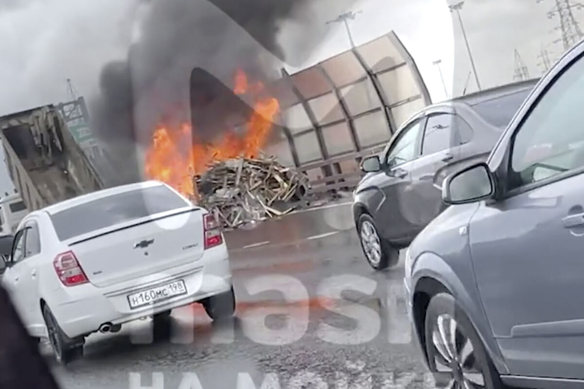 В Санкт-Петербурге водитель самосвала высыпал горящий мусор на КАД