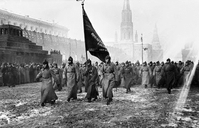 7 ноября 1927 года: что случилось на самом конфликтном параде на Красной Площади 
