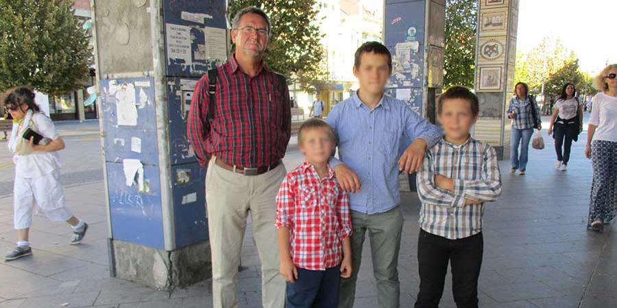 Многодетного отца пытаются лишить родительских прав из-за высокого интеллекта детей и отсутствия телевизора Многодетного отца пытаются лишить родительских прав из-за высокого интеллекта детей и отсутствия телевизора