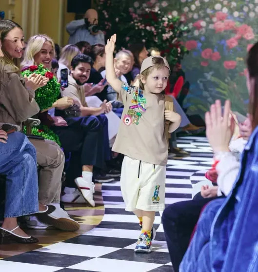 Андрей Малахов и Андрей Колёсников с женой в зале, дети Натальи Бардо, Александры Ребенок и Ирины Зарьковой — на подиуме: в ГУМе прошёл показ BoscoBambino Ирины, Марюса, Натальи, Бардо, Екатерины, Ребенок, Александры, Колесников, женой, Андрей, РебенокСын, ВайсбергаДети, московском, КолесниковаСын, Андрея, ЗарьковойСын, дочерьюДочь, Кукояки, Денис, ЗемскойПоказ