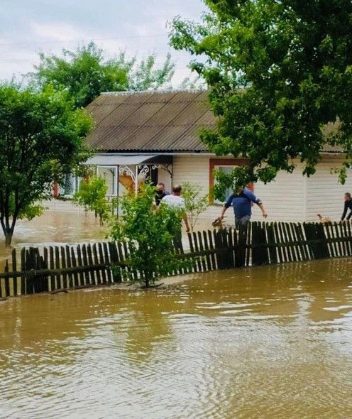 На Западной Украине настоящий потоп, жителей эвакуируют: фото последствий непогоды