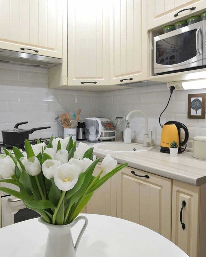 Просто прелесть! На маленькой светлой кухонке 5 кв.м. поместились холодильник и посудомойка дизайн интерьера,разное