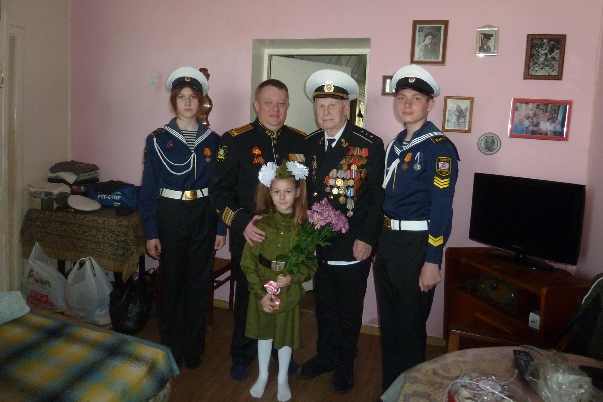 Военнослужащие Тихоокеанского флота поздравили ветерана Великой Отечественной войны с Днём Победы у него в гостях