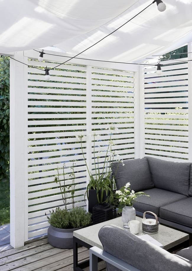 Деликатно закрываемся во дворе от чужих глаз : 60 идей деревянной ширмы для дома и дачи