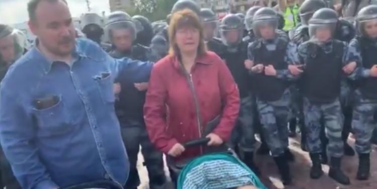 "Мамочкой с коляской" на несанкционированном митинге в Москве 3 августа оказался охранник Навального колонна