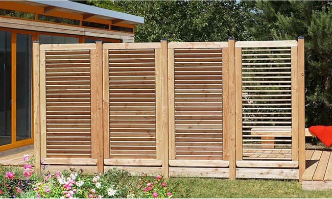 Деликатно закрываемся во дворе от чужих глаз : 60 идей деревянной ширмы для дома и дачи