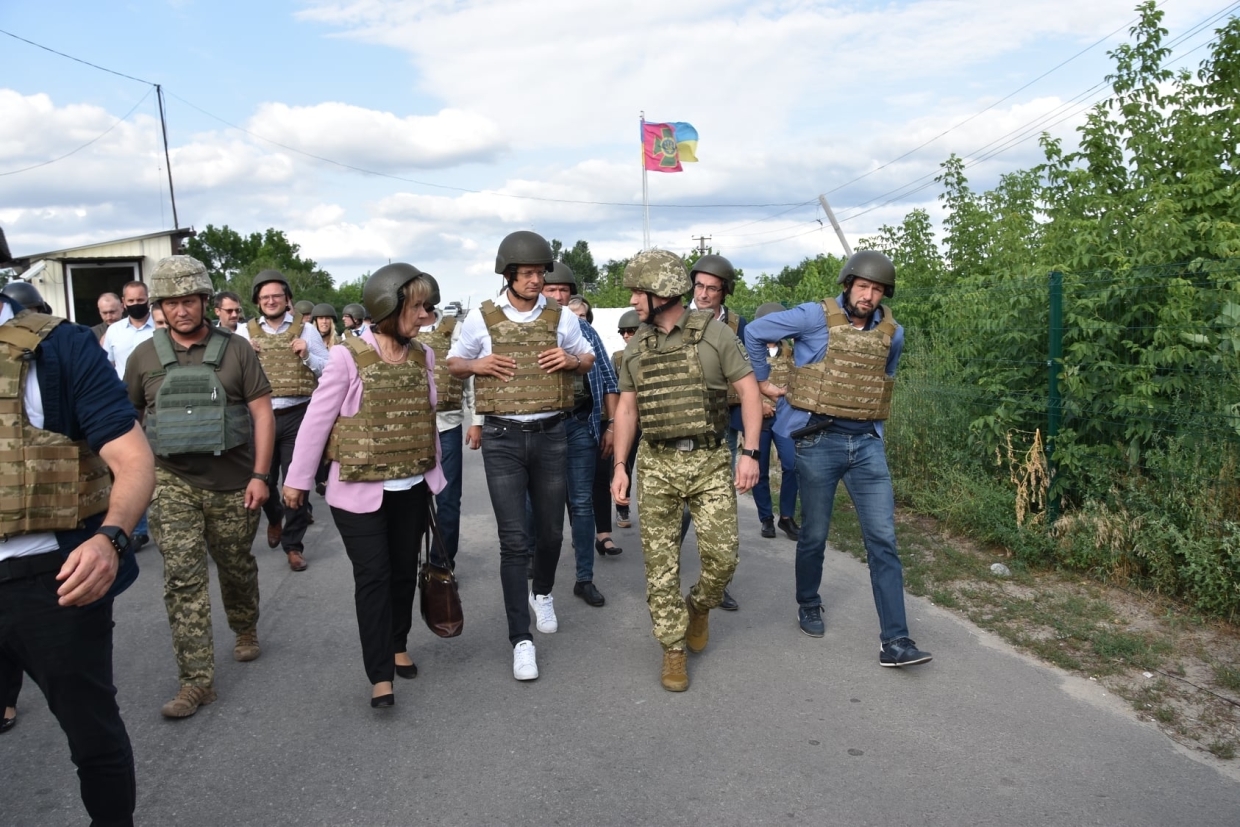 Донбасс посетили венгры и датчане, а Великобритания расширяет влияние на Киев