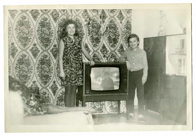 Винтажные фото советских людей, позирующих со своим первым телевизором время, советских, телевизор, Между, появился, устройству, приемному, присоединен, должен, громкоговорителя, встроенного, отсутствия, который, механический, простой, Первый, вещания, сфере, изобретении, революционном