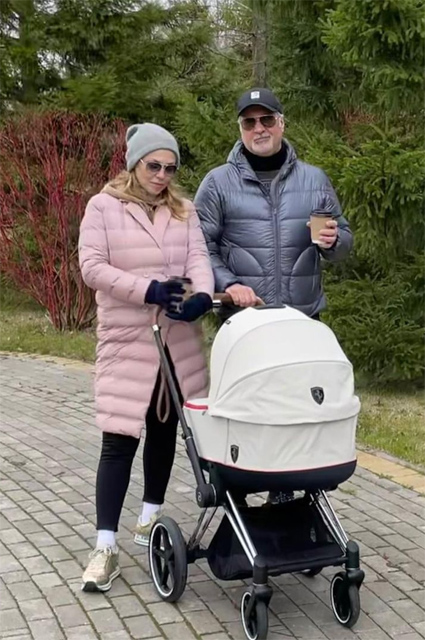 Альбина Джанабаева и Валерий Меладзе вышли на прогулку с новорожденной дочерью: 