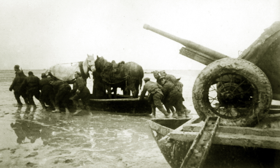 ​Советские войска переправляют артиллерию и лошадей через Сиваш, зима 1943–1944 гг. - «Драконы» над «Гнилым морем» | Warspot.ru