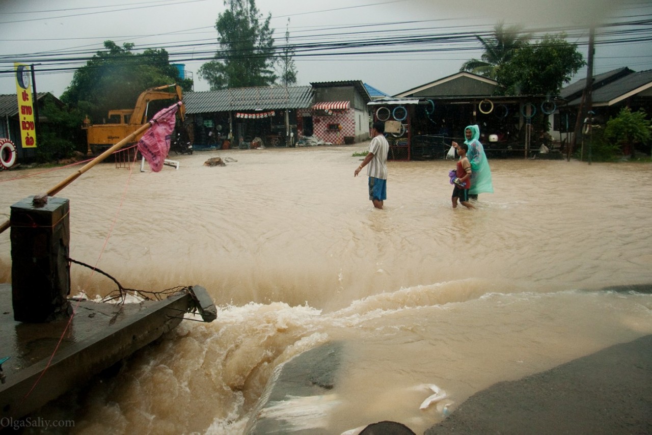 Сонник затопило водой. Наводнение в Таиланде 2011. Таиланд наводнение 2004. Наводнение в Тайланде 2011 Самуи.