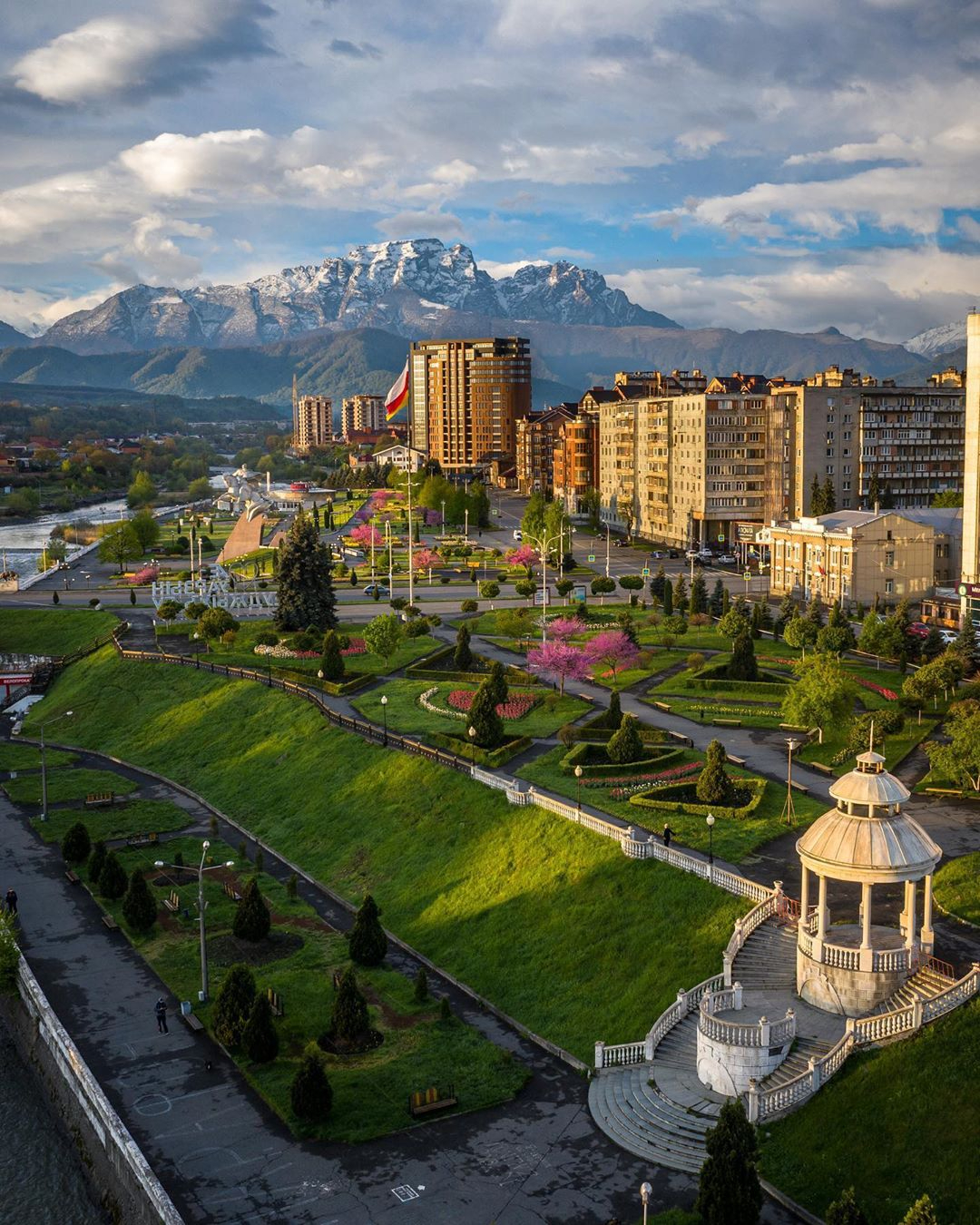 Северная осетия города. Северная Осетия Владикавказ. Владикавказ Южная Осетия. Город Владикавказ столица Республики Северная Осетия. Алания столица Владикавказ.