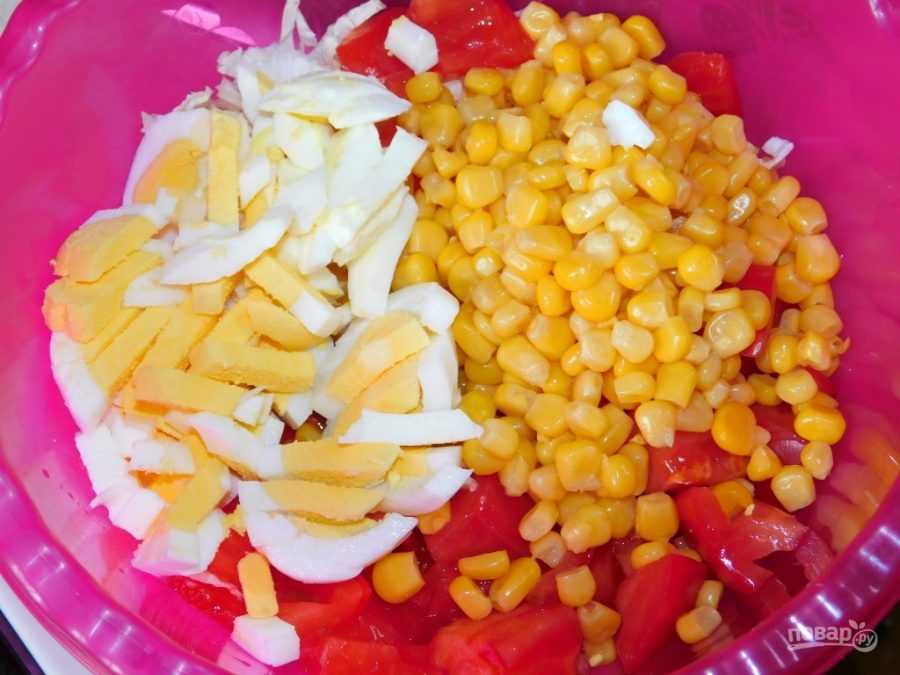 Салат яйцо кукуруза колбаса помидор. Салат из банок фасоль кукуруза. Салат крабовые палочки помидоры сыр. Салат ветчина помидоры кукуруза сыр. Салат ветчина помидоры кукуруза сыр.