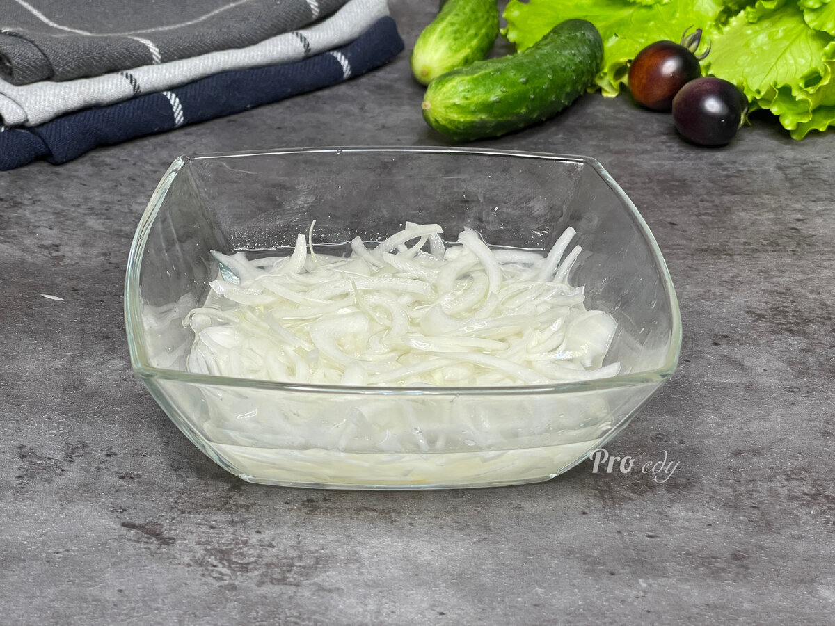 Минимум ингредиентов, простота в приготовлении и как итог — вкусный, свежий и хрустящий салат уже на столе!-3
