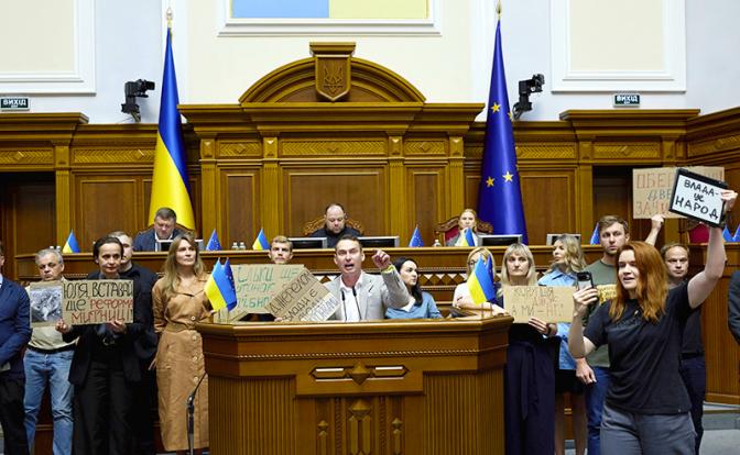 На фото: депутаты Верховной Рады Украины на заседании по поводу антикоррупционного скандала - Свободная Пресса - Новости Украины. Кто предаст Зеленского. Новости России и мира