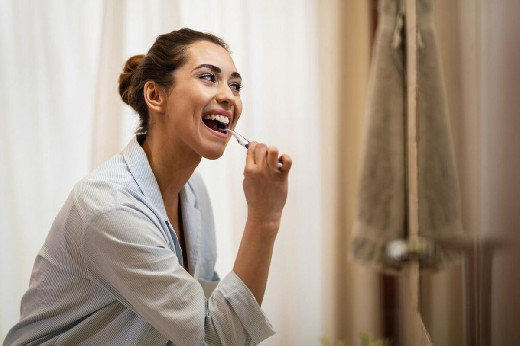 Отбеливать зубы стали кокосовым маслом: насколько полезно это и другие подручные средства