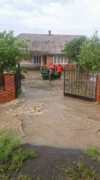 На Западной Украине настоящий потоп, жителей эвакуируют: фото последствий непогоды