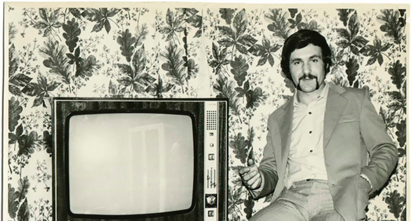 Винтажные фото советских людей, позирующих со своим первым телевизором