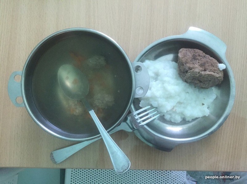 В Городской инфекционной клинической больнице Минска еда выглядит крайне несъедобно, впрочем, примерно такой, по словам пациентов, она и является белорусия, больница, врачи, доктор, еда, пациент, пища