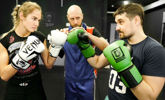 Девушка-боец проверила силу начинающего боксера Девушка-боец проверила силу начинающего боксера культура