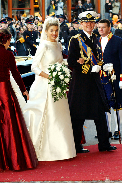 Одобрено Меган Маркл и другими: 5 фасонов свадебных платьев, которые обожают королевские невесты платье, вышла, замуж, платья, надела, принца, также, рукавами, принцессы, королевы, украшено, Норвегии, рукава, открытыми, вырез, Наряд, выбрала, воротником, Марта, король