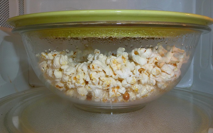 Попкорн можно делать в стеклянной миске. / Фото: 4tololo.ru