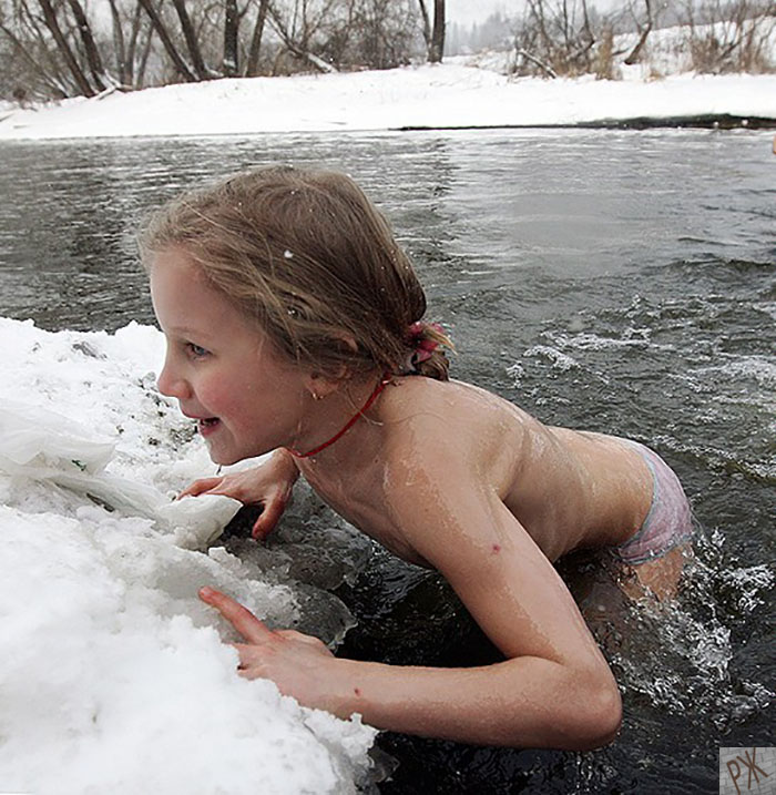 Купалась белье. Девушки купаются. Дети купаются на крещение. Зимнее купание детей. Девочка ребенок в проруби.