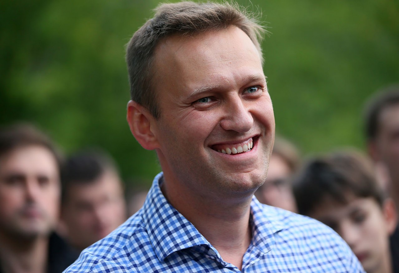 Алексей Навальный улыбается